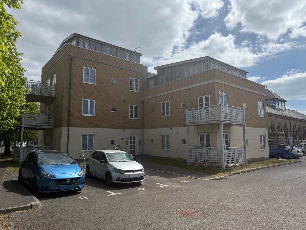 Lot: 58 - FLAT FOR INVESTMENT - View of block of flats
